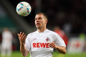 九游娱乐app下载-“飞盘争夺：三叉湖田径场上演极速空中对抗”