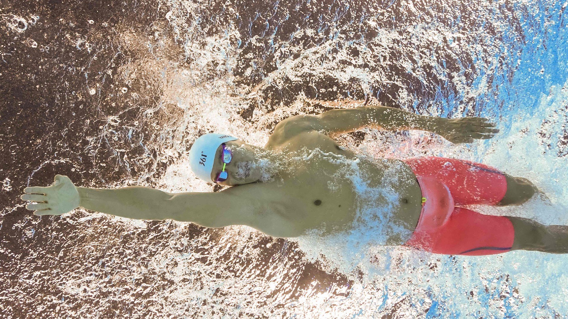 广东队利用挡拆战术不断撕裂对手防线,广东队战术打法